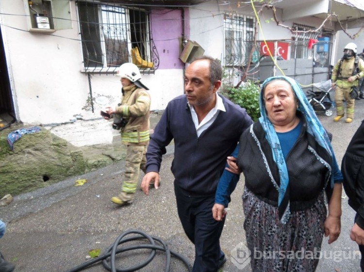 Ümraniye'de yangın: Mahsur kalan 2 kişiyi komşuları kurtardı
