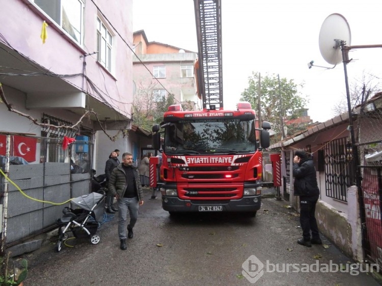Ümraniye'de yangın: Mahsur kalan 2 kişiyi komşuları kurtardı
