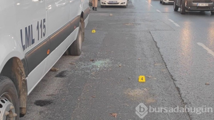 İstanbul'da seyir halindeki araca kalaşnikoflu saldırı: 1'i ağır 3 yaralı
