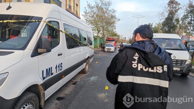 İstanbul'da seyir halindeki araca kalaşnikoflu saldırı: 1'i ağır 3 yaralı
