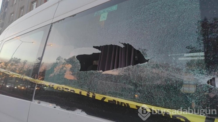 İstanbul'da seyir halindeki araca kalaşnikoflu saldırı: 1'i ağır 3 yaralı
