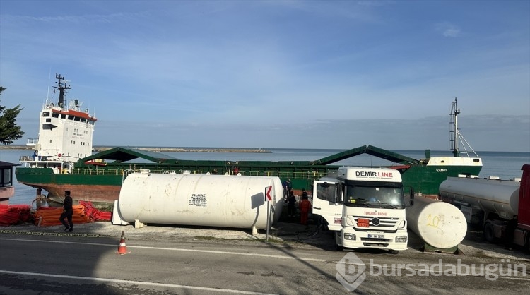 İnebolu sahilinde karaya oturan geminin yakıtının tahliyesine başlandı
