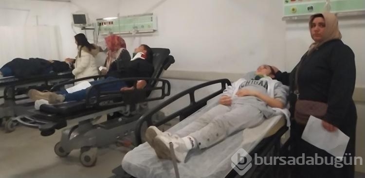 Okul servisi ile kamyonet çarpıştı; 2'si ağır, 20 öğrenci ile sürücü yaralı
