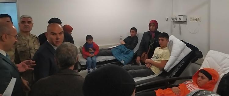 Okul servisi ile kamyonet çarpıştı; 2'si ağır, 20 öğrenci ile sürücü yaralı

