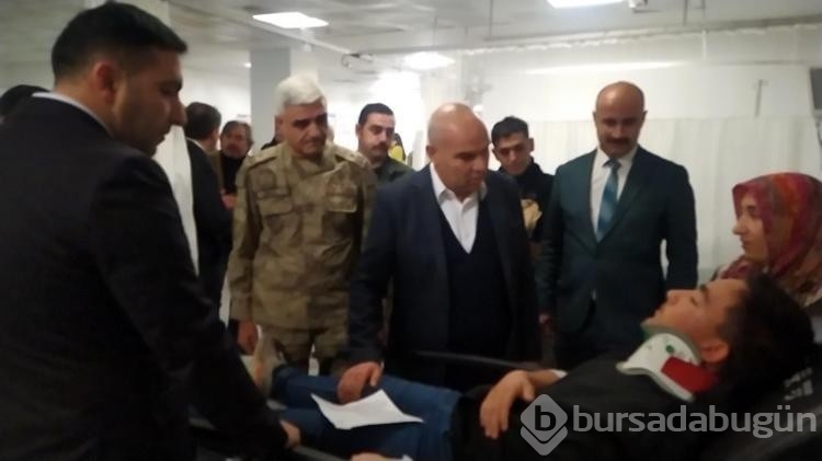 Okul servisi ile kamyonet çarpıştı; 2'si ağır, 20 öğrenci ile sürücü yaralı

