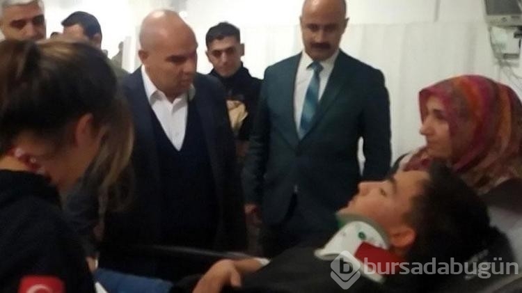 Okul servisi ile kamyonet çarpıştı; 2'si ağır, 20 öğrenci ile sürücü yaralı
