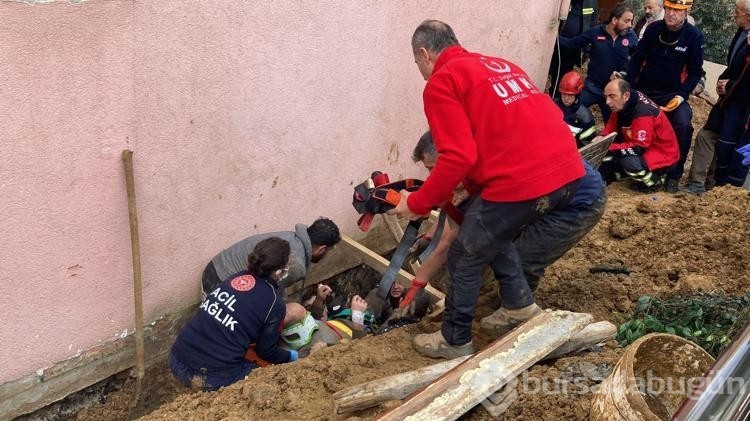 Villada toprak altında kalan işçi, 2 saatte kurtarıldı

