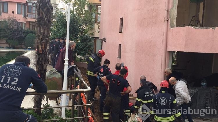 Villada toprak altında kalan işçi, 2 saatte kurtarıldı
