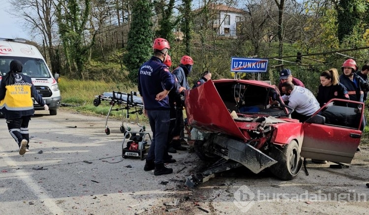 Otomobiller kafa kafaya çarpıştı: 1'i ağır, 3 yaralı
