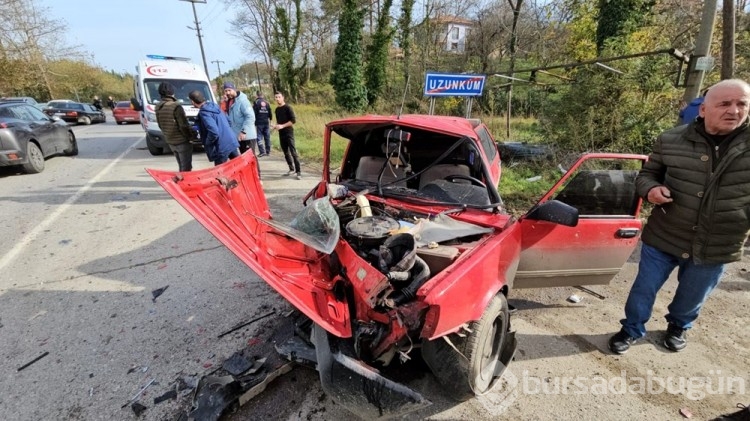 Otomobiller kafa kafaya çarpıştı: 1'i ağır, 3 yaralı
