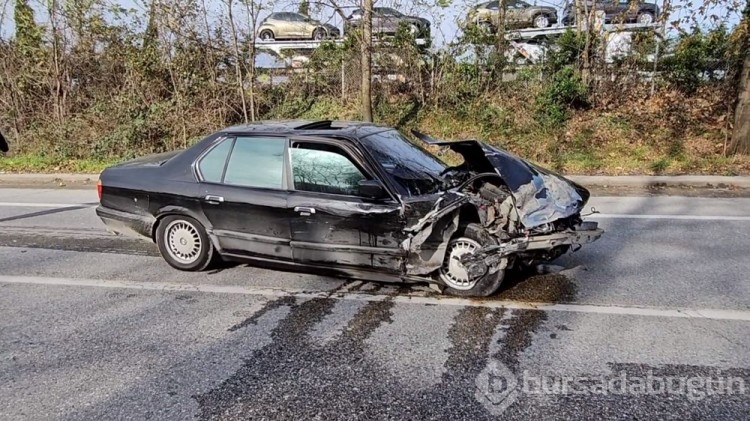 Otomobiller kafa kafaya çarpıştı: 1'i ağır, 3 yaralı
