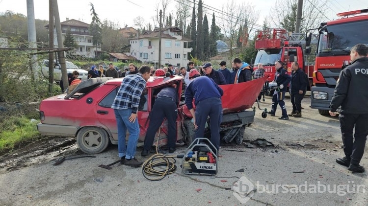 Otomobiller kafa kafaya çarpıştı: 1'i ağır, 3 yaralı
