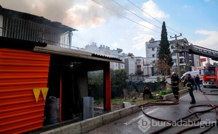 İş yeri yandı, çaresizce izledi
