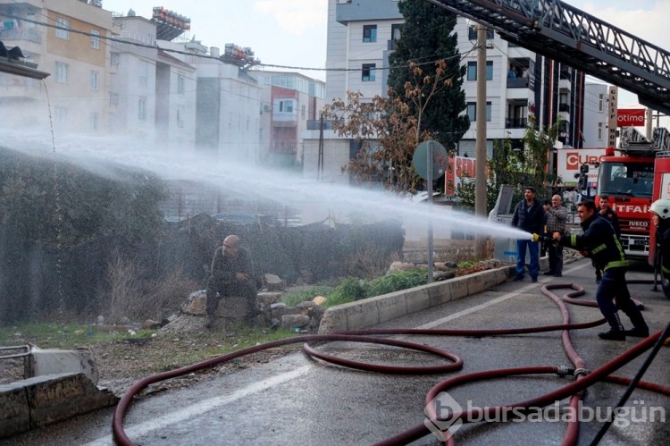 İş yeri yandı, çaresizce izledi
