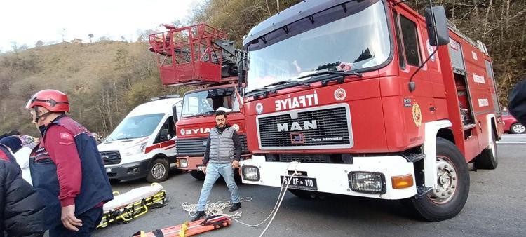 Sürücü adayının kullandığı otomobil dereye uçtu: 3 yaralı
