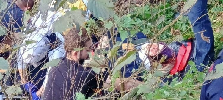 Sürücü adayının kullandığı otomobil dereye uçtu: 3 yaralı
