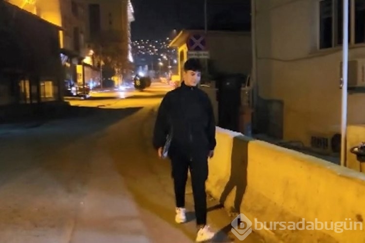 Bursa'da parkta bulduğu para dolu çantayı karakola teslim etti