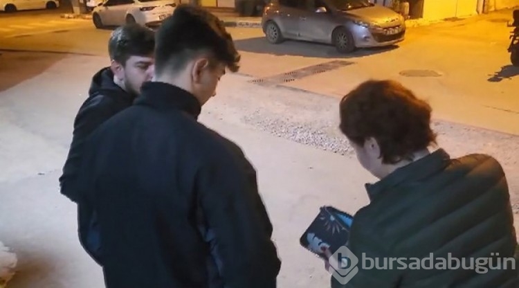 Bursa'da parkta bulduğu para dolu çantayı karakola teslim etti