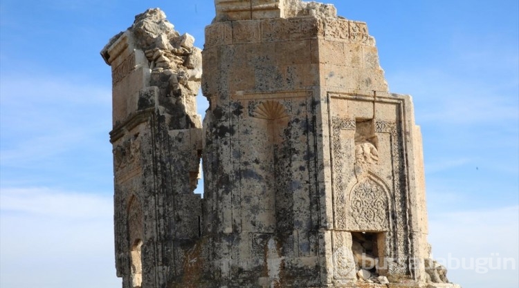 Van depremlerinde hasar gören Kara Yusuf Bey Kümbeti'nin restorasyonuna başlandı