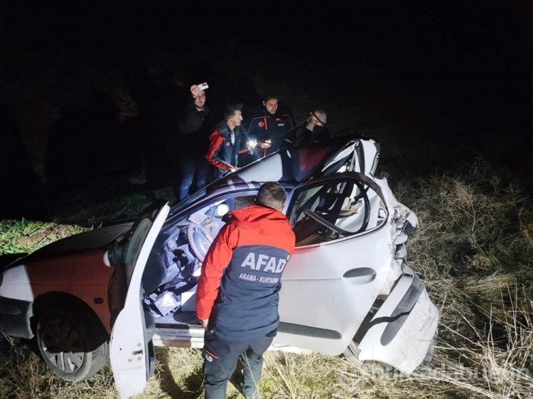 Arıza yapan otomobile TIR çarptı: 1 ölü, 1 yaralı

