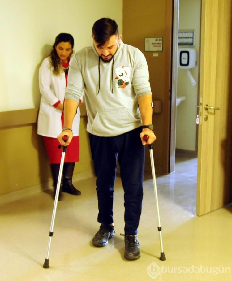 Ceviz ağacından düşerek felç kalan Doğan, 5 yıl sonra ilk adımlarını attı
