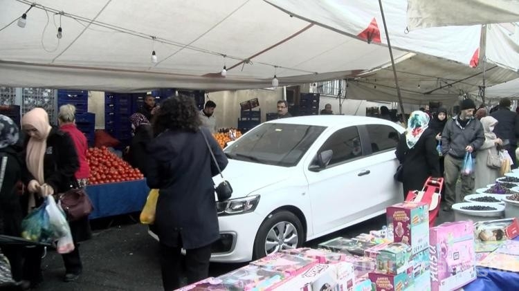 Gaziosmanpaşa'da pazarda unutulan araçlar yüzünden esnaf tezgah açamadı
