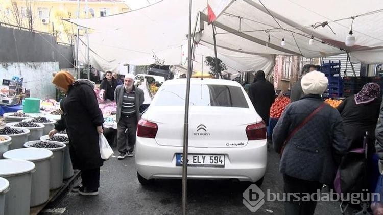 Gaziosmanpaşa'da pazarda unutulan araçlar yüzünden esnaf tezgah açamadı

