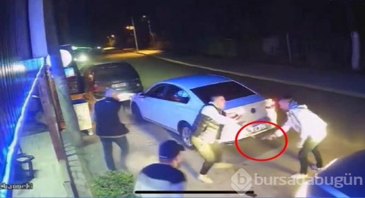 Tartıştığı husumetlisi ile araya giren kişiyi tabanca ile vurdu

