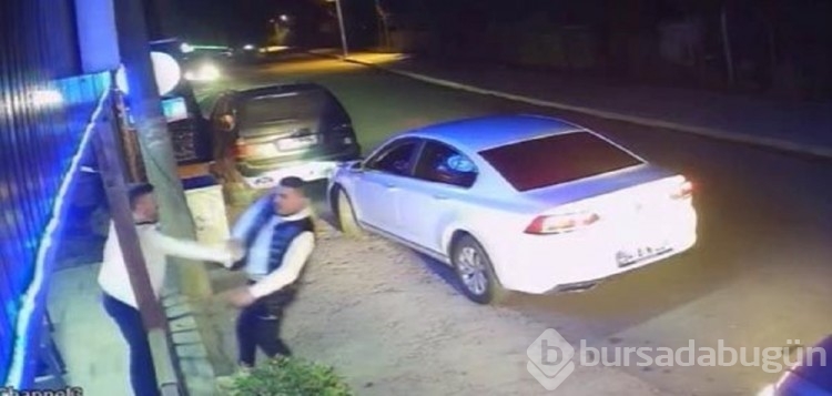 Tartıştığı husumetlisi ile araya giren kişiyi tabanca ile vurdu
