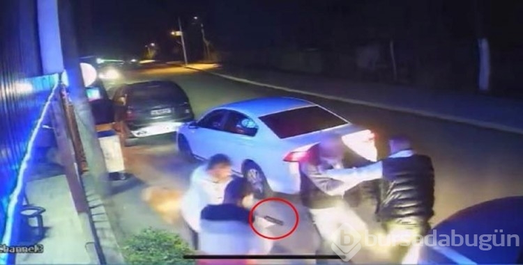 Tartıştığı husumetlisi ile araya giren kişiyi tabanca ile vurdu
