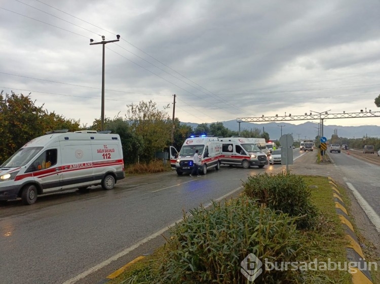 Hatay'da işçi servisi, hafriyat kamyonuna çarptı: 16 yaralı
