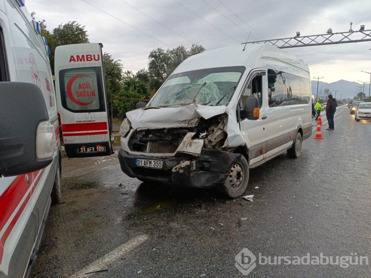 Hatay'da işçi servisi, hafriyat kamyonuna çarptı: 16 yaralı
