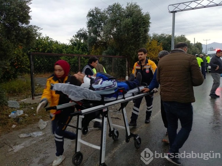 Hatay'da işçi servisi, hafriyat kamyonuna çarptı: 16 yaralı

