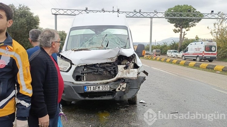 Hatay'da işçi servisi, hafriyat kamyonuna çarptı: 16 yaralı
