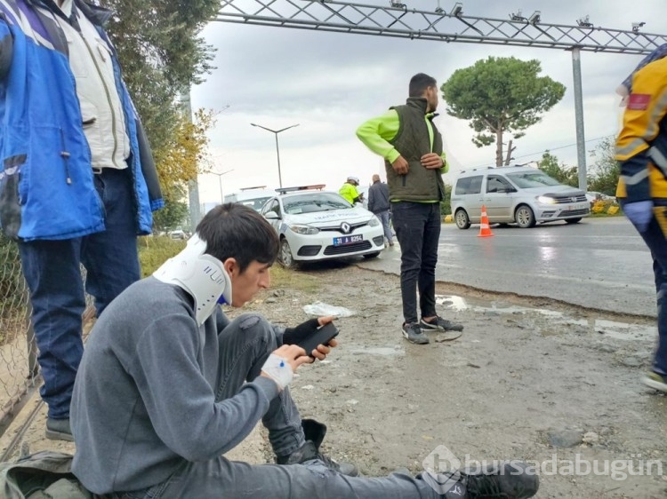Hatay'da işçi servisi, hafriyat kamyonuna çarptı: 16 yaralı
