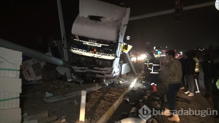 Kırıkkale'de TIR, refüj ile trafik ışıklarının direğine çarptı: 2 yaralı

