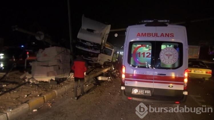 Kırıkkale'de TIR, refüj ile trafik ışıklarının direğine çarptı: 2 yaralı
