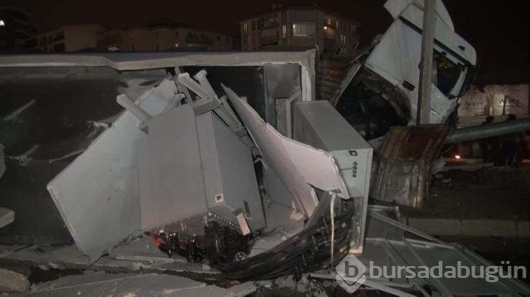Kırıkkale'de TIR, refüj ile trafik ışıklarının direğine çarptı: 2 yaralı
