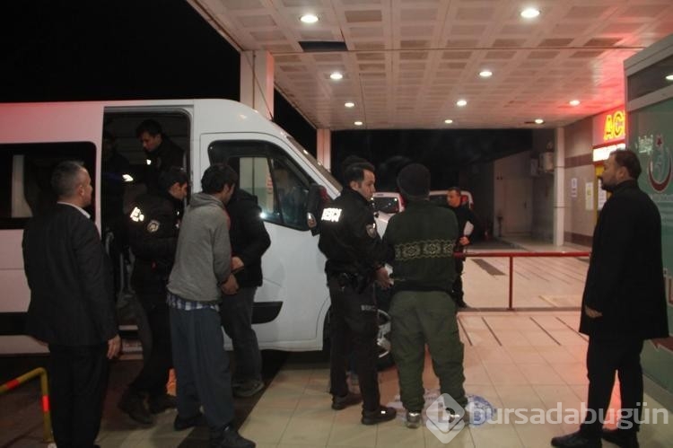 TIR'ın dorsesinden 61 kaçak göçmen çıktı
