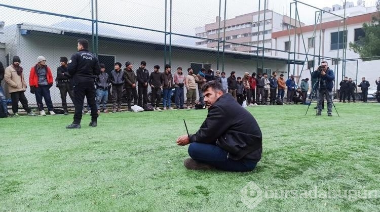 TIR'ın dorsesinden 61 kaçak göçmen çıktı
