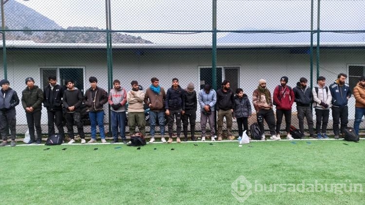 TIR'ın dorsesinden 61 kaçak göçmen çıktı
