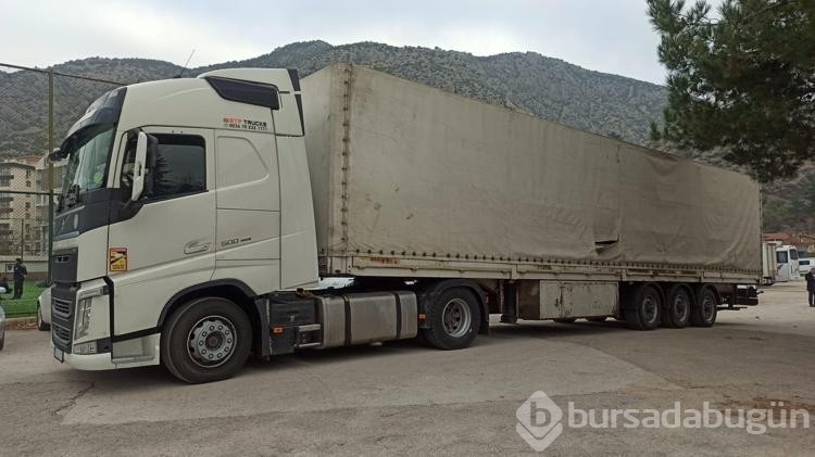 TIR'ın dorsesinden 61 kaçak göçmen çıktı
