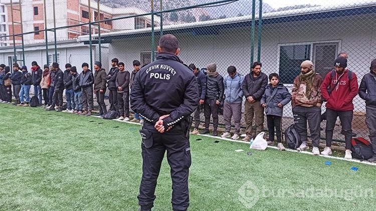 TIR'ın dorsesinden 61 kaçak göçmen çıktı
