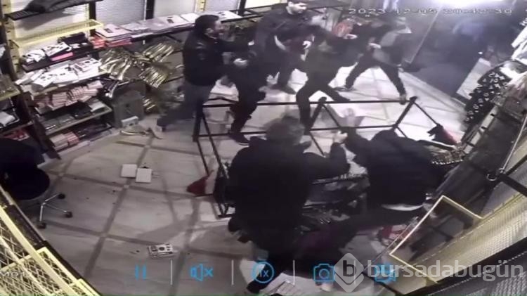 Fatih'te iki grup arasında çıkan kavgada tekme ve sopalar havada uçuştu
