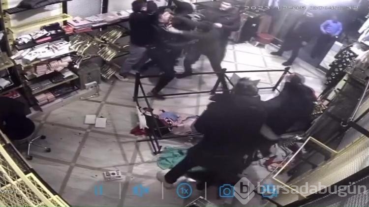 Fatih'te iki grup arasında çıkan kavgada tekme ve sopalar havada uçuştu

