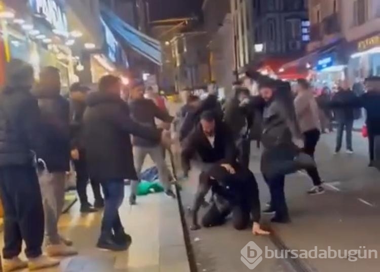 Fatih'te iki grup arasında çıkan kavgada tekme ve sopalar havada uçuştu
