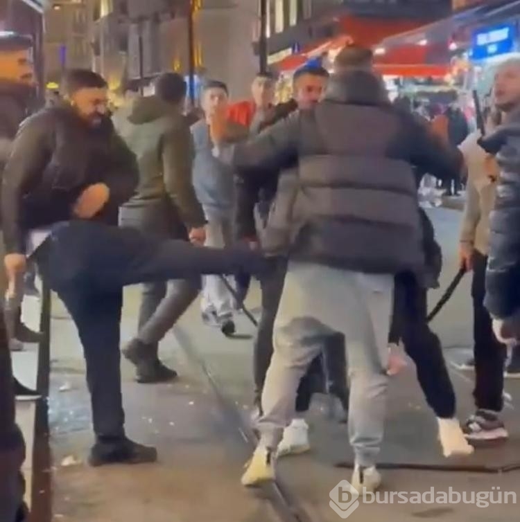 Fatih'te iki grup arasında çıkan kavgada tekme ve sopalar havada uçuştu
