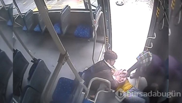 Durakta fenalaşan kadını hastaneye otobüs şoförü yetiştirdi

