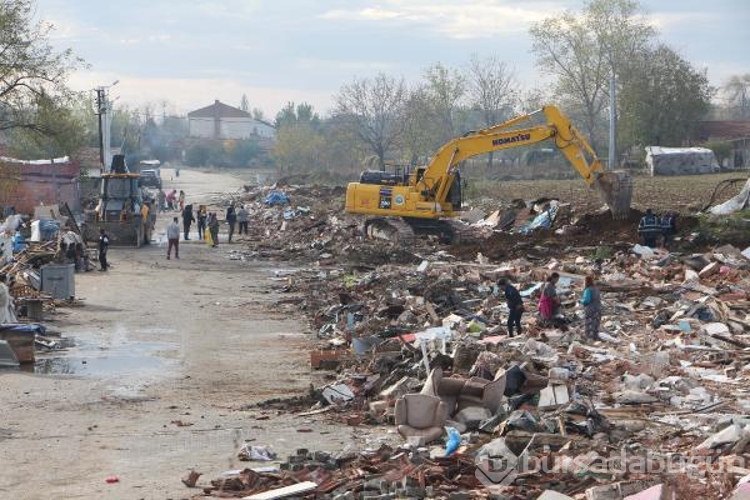 'Göl Mahalle'de evleri su baskını tehdidi altındaki 21 aile konteynere yerleştirildi
