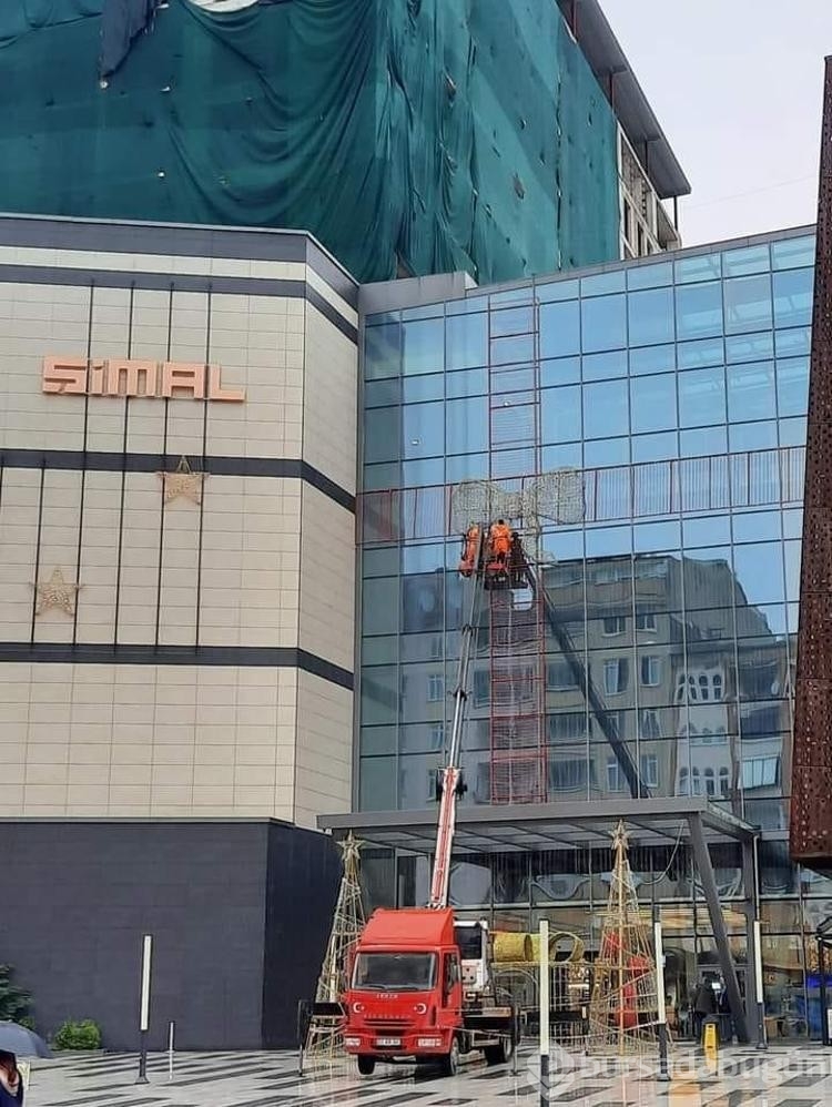 Rize'de AVM'nin yılbaşı süslemesinde 'kurdele' krizi
